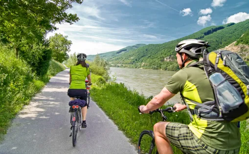 Sportliche Radtour an der österreichischen Donau